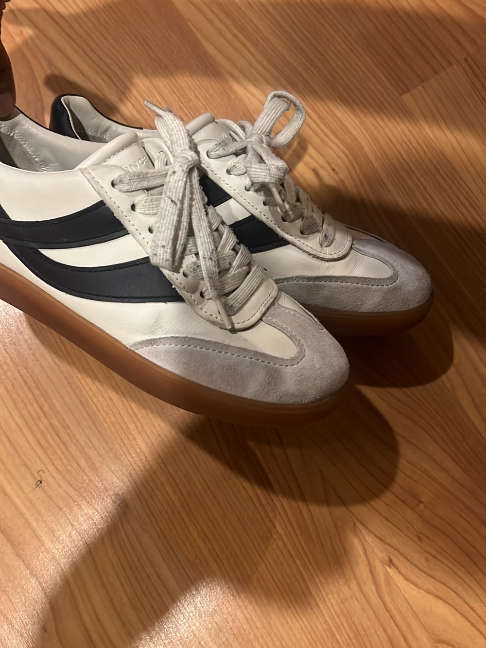 AUTHENTHIC VINCE women’s 5.5 shoes. - Picture 8 of 16